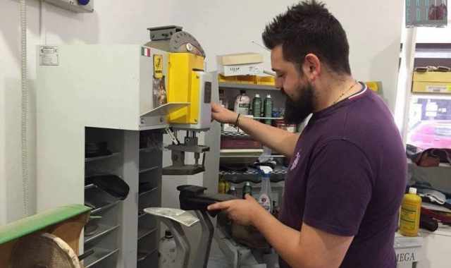 Castellana, la storia di Paolo, calzolaio a 24 anni: La crisi aiuta i mestieri manuali